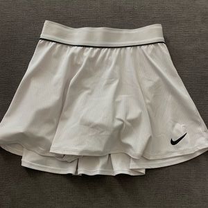 NIKE dri-fit tennis/golf skirt white